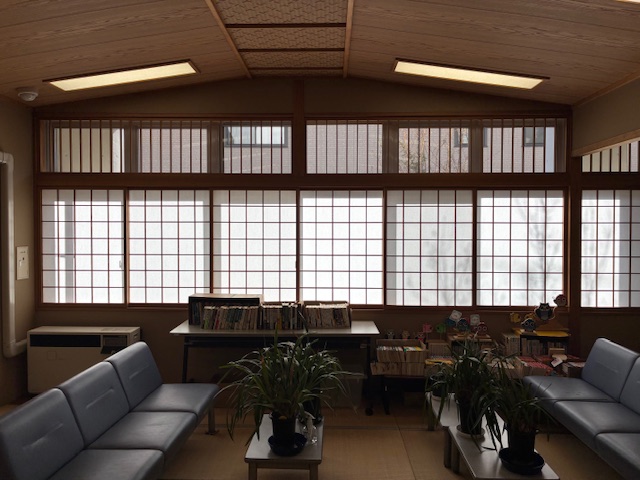 近所のホールの障子を張替えました